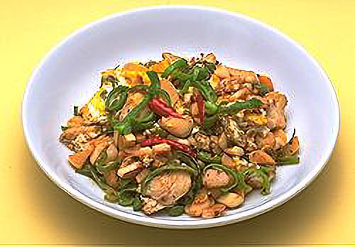 酢漬けニンニクの卵炒め（パッ　カティアム　ドーン）