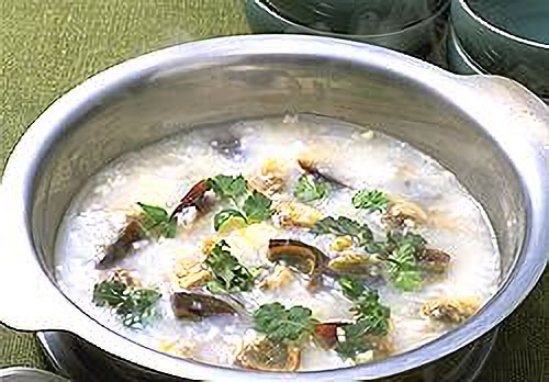 アサリとピータンの粥（蛤蜊皮蛋粥）