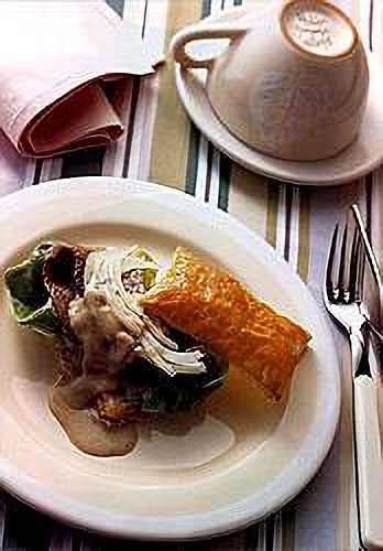 牛肉パイサンド　ブルーチーズソース