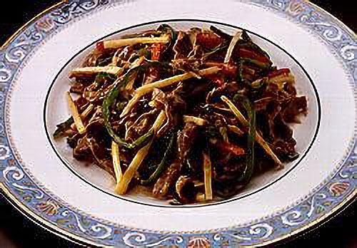 青椒炒牛肉絲（チンジャオチャオニューロースー）
