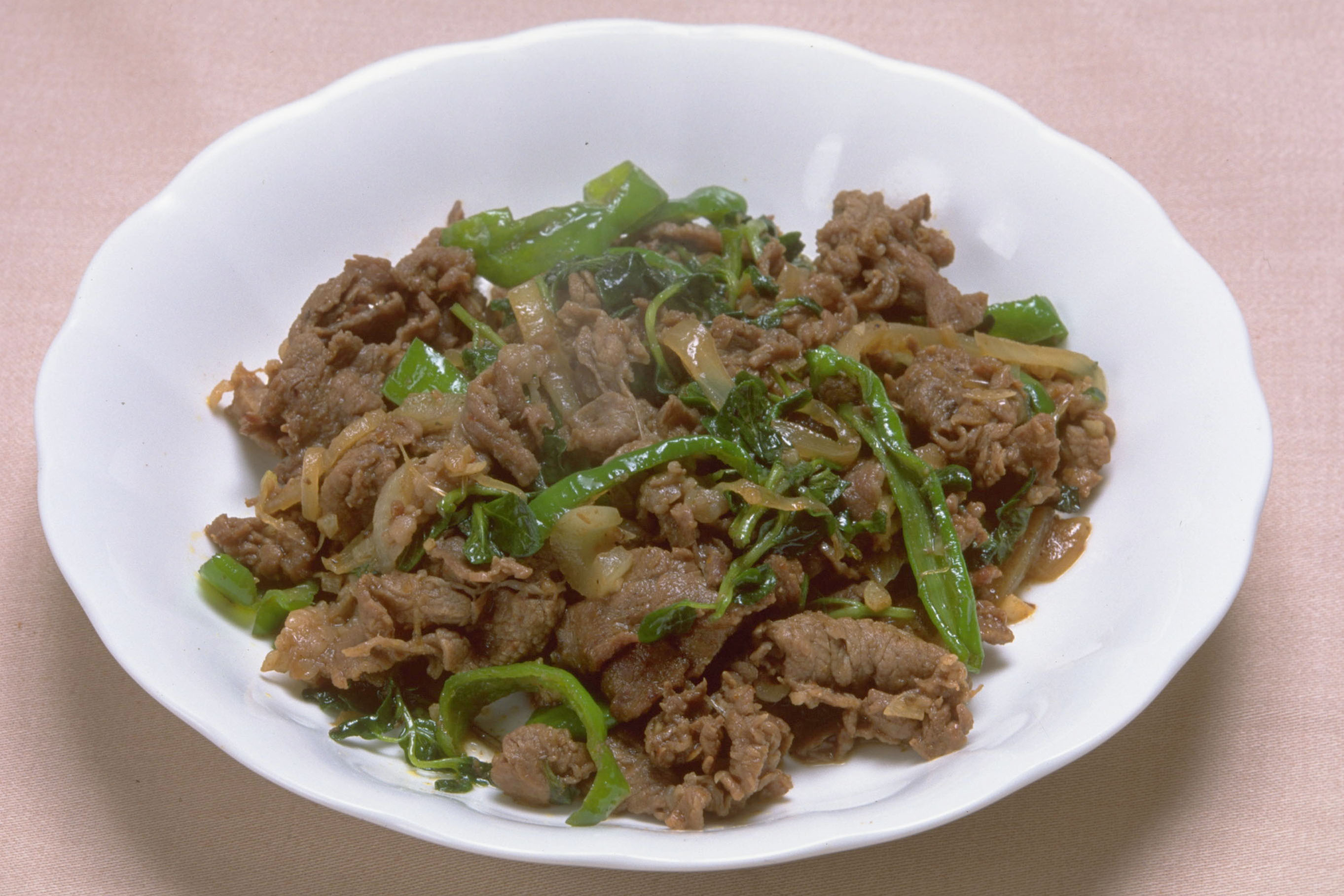 牛肉の唐辛子炒めミント風味（パッ　ペッ　ヌア）