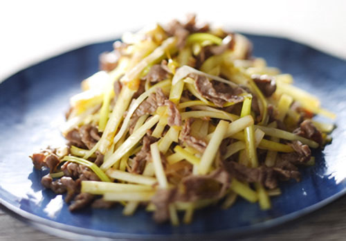 牛肉と黄ニラの唐辛子炒め