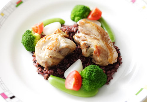 鶏手羽元のロースト・黒米ピラフ添え