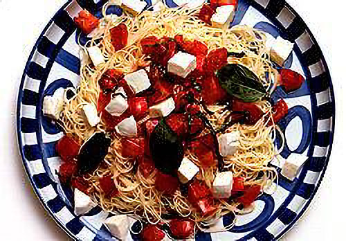 冷やしトマトとバジルのモッツァレラ・カペリーニ