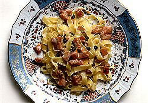 スモークサーモンと生クリームのパスタ