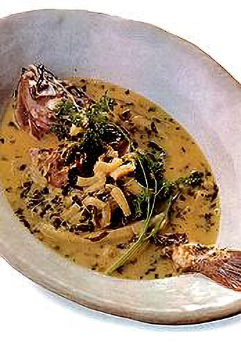 カサゴの姿蒸しスープ仕立て