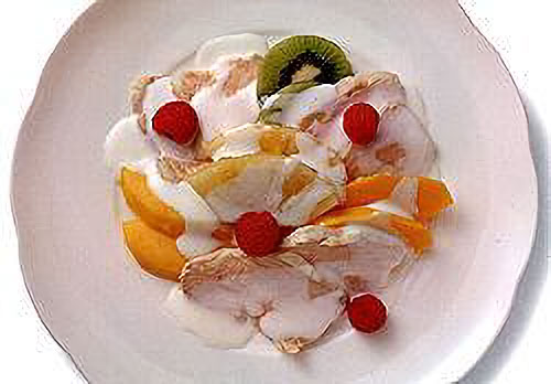 蒸し鶏とトロピカルフルーツのヨーグルトソース